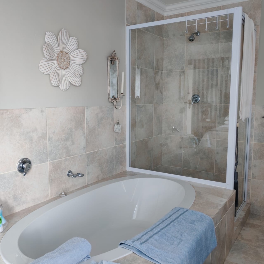 5 Bedroom Property for Sale in Avonddans Western Cape